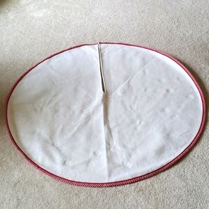 Vintage white fleece texture with red and white trim tree skirt